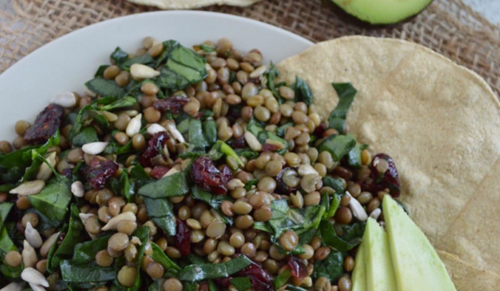 Prepara una ensalada de lentejas, espinaca y aguacate