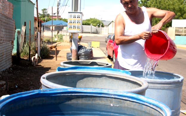Gobierno de Nueva Esparta distribuyó agua potable en el sector El Tirano