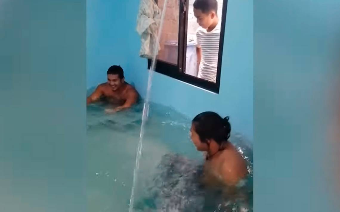 Convirtieron la sala de su casa en una piscina en cuarentena