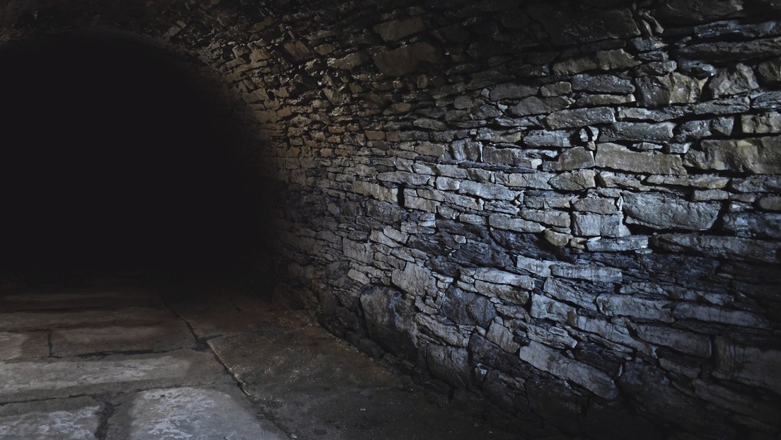 Descubrió debajo de su casa un túnel de 120 años que parece una cápsula de tiempo