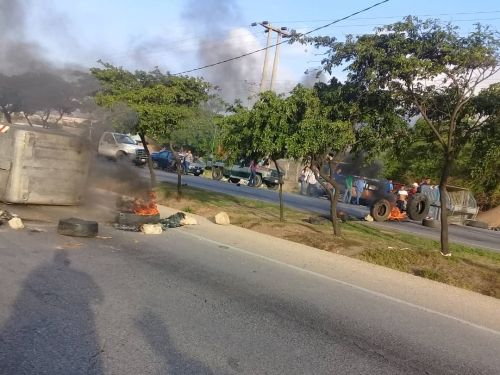 Habitantes de Los Robles tranca avenida por falta de agua