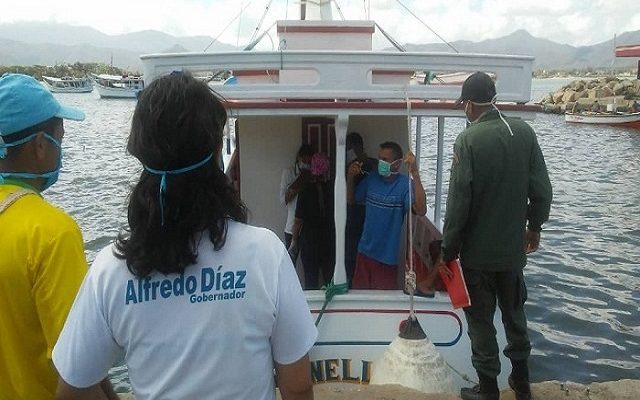 Inspeccionan barcos en la bahía de Juan Griego