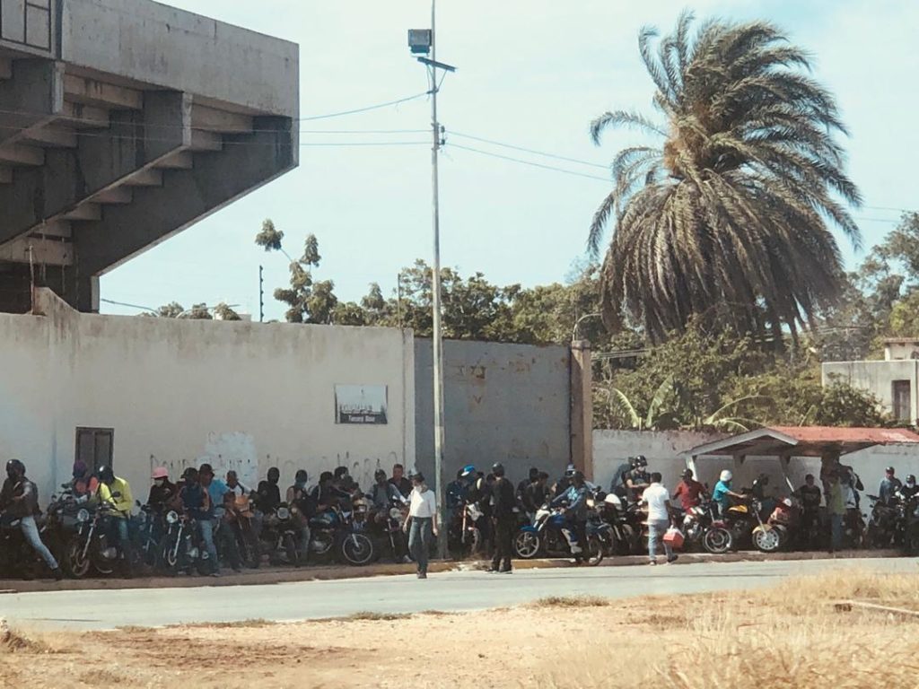 Motorizados incumplen protocolos sanitarios en colas de gasolina en Nueva Esparta