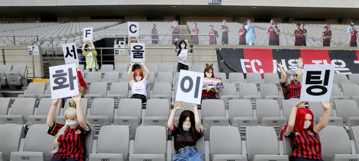 Multan a club surcoreano por colocar muñecas inflables en el estadio
