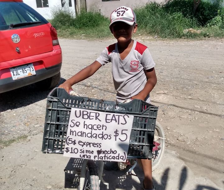 Niño cobra 5 pesos por hacer mandados en bicicleta para ayudar a su familia