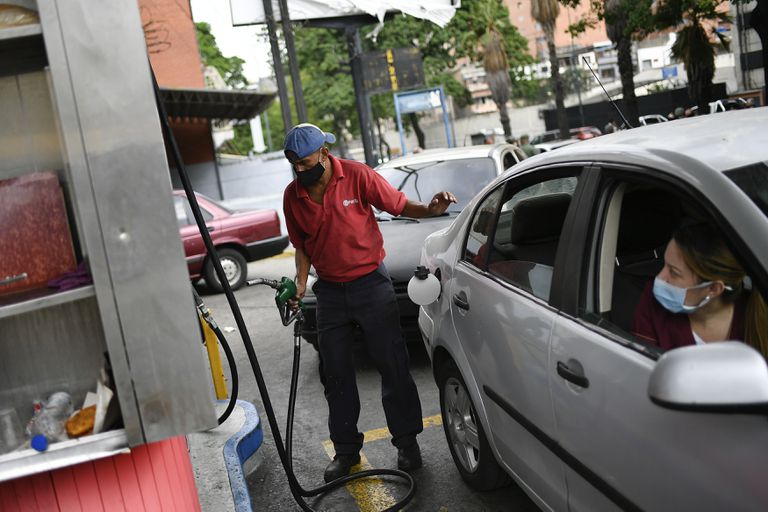 Venezolanos pagarán gasolina