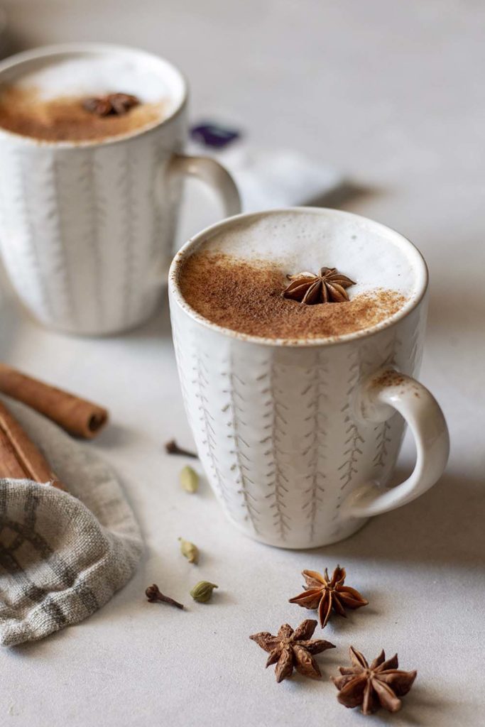 Prepara un delicioso te chai con canela