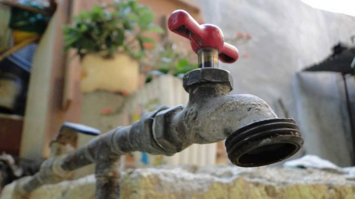 Habitantes de Arismendi usan agua del aire acondicionado por falta del servicio