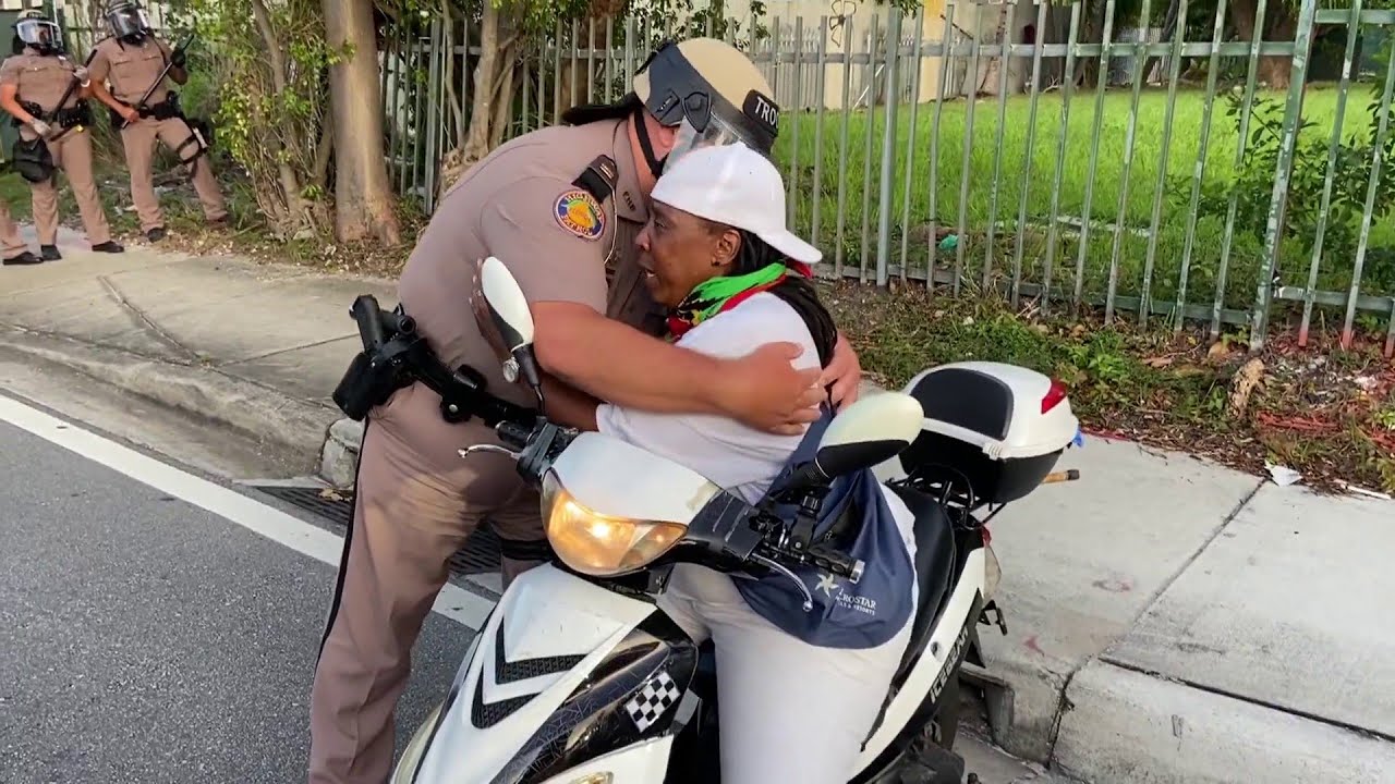 Abrazo entre un policía blanco de Miami y una activista de color se hizo viral