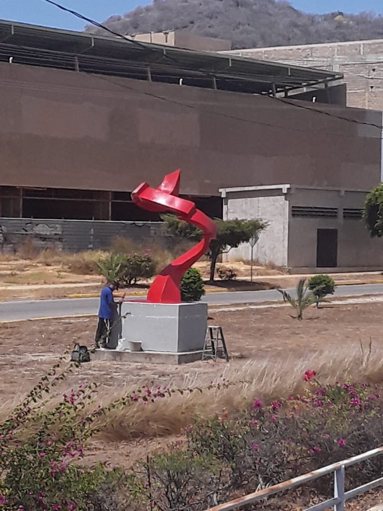 Alcalde de Maneiro supervisa rehabilitación de la escultura “Pelícano Avistando desde la Botavara”