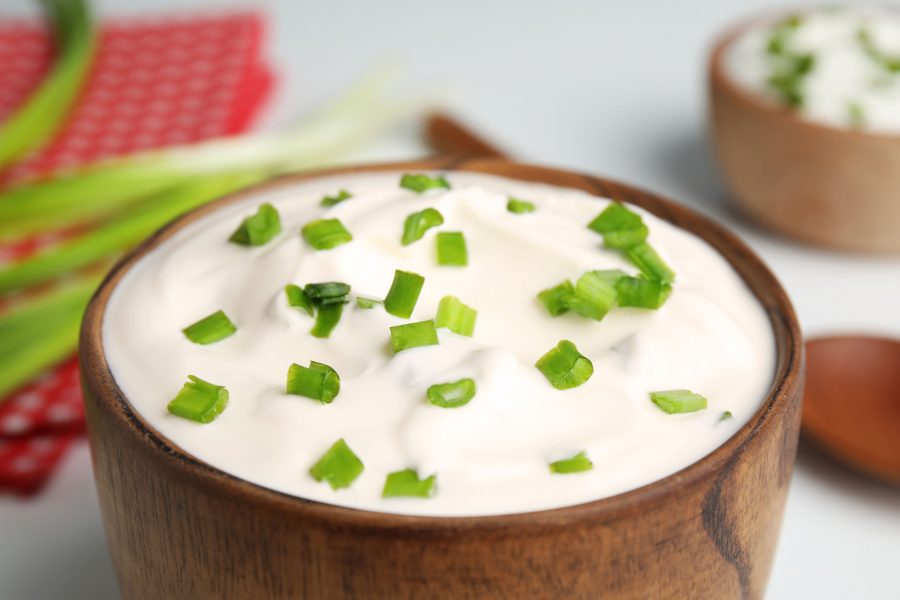 Descubre cómo preparar una salsa de yogur y cebollín