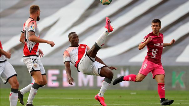 El fútbol regresa a España con un golazo de Luis Advíncula