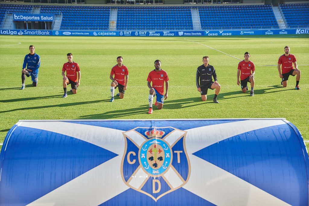 Futbolistas del Tenerife se arrodillaron para rechazar el racismo