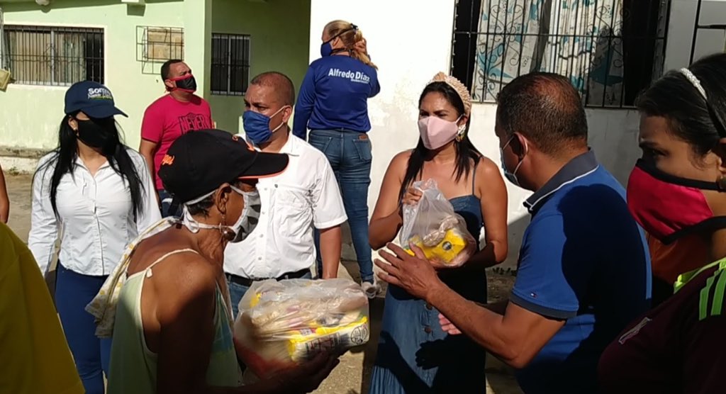 Gobernador y Primera Dama entregan alimentos en García y Antolín del Campo