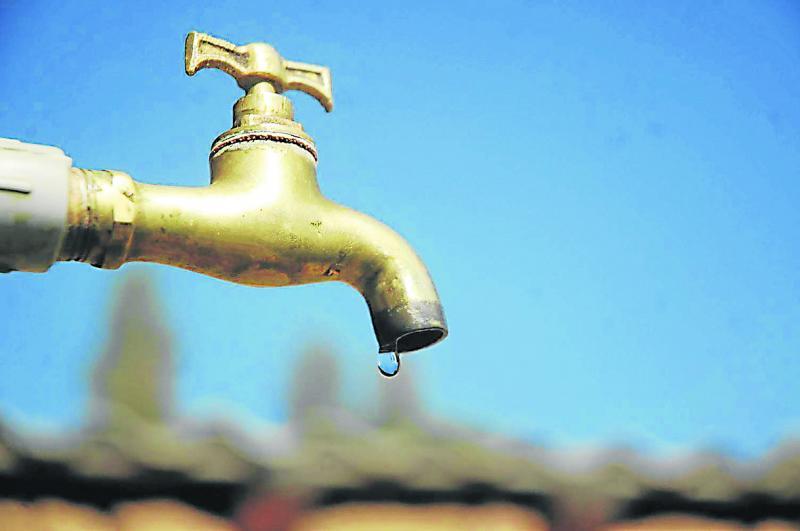 Habitantes de Guatire denuncian que tienen 10 días sin agua