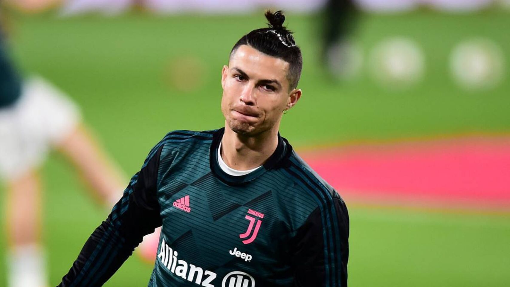 Look de Cristiano Ronaldo generó memes en las redes sociales