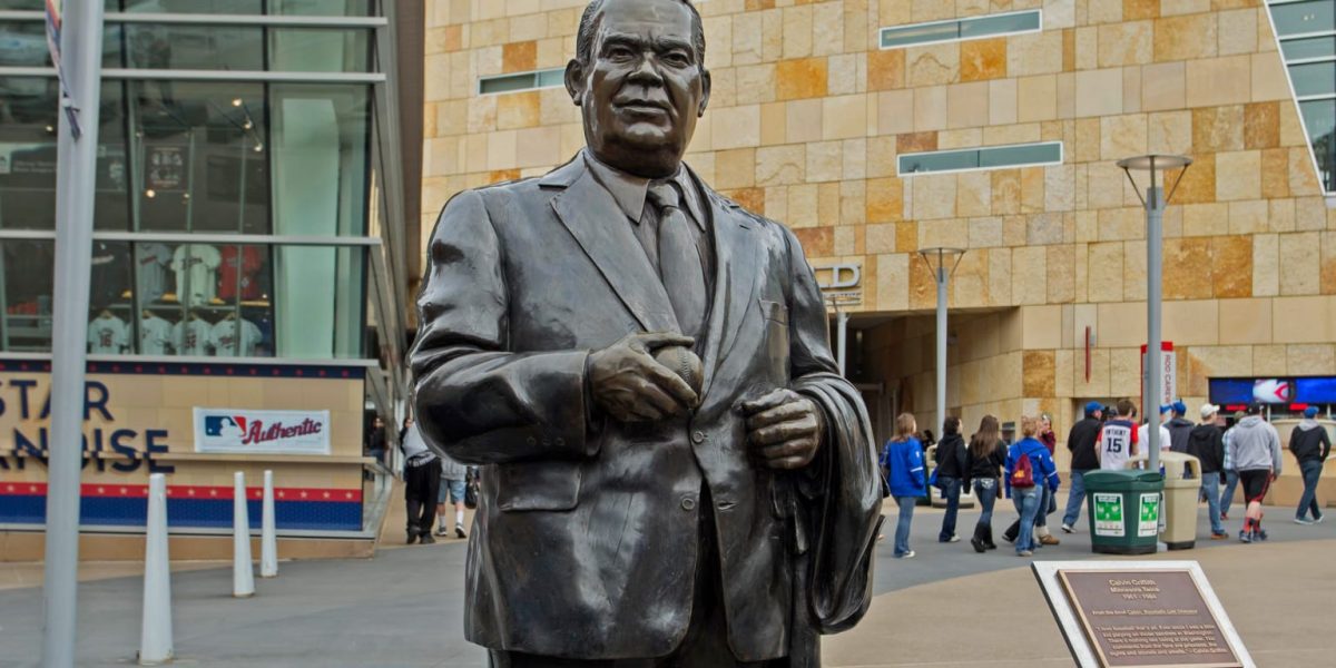 Mellizos de Minnesota retira estatua de su ex presidente Calvin Griffith, reconocido como racista