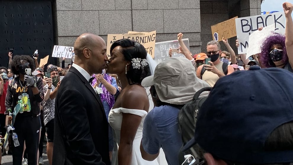 Pareja se casó en medio de una protesta contra el racismo en EEUU