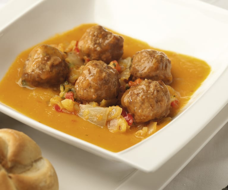 Prepara albóndigas en salsa de verdura con esta receta