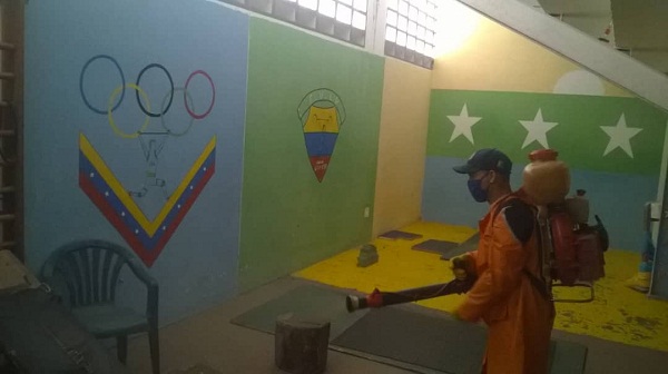 Desinfectan espacios del gimnasio “Francisco Verde Rojas” de Arismendi