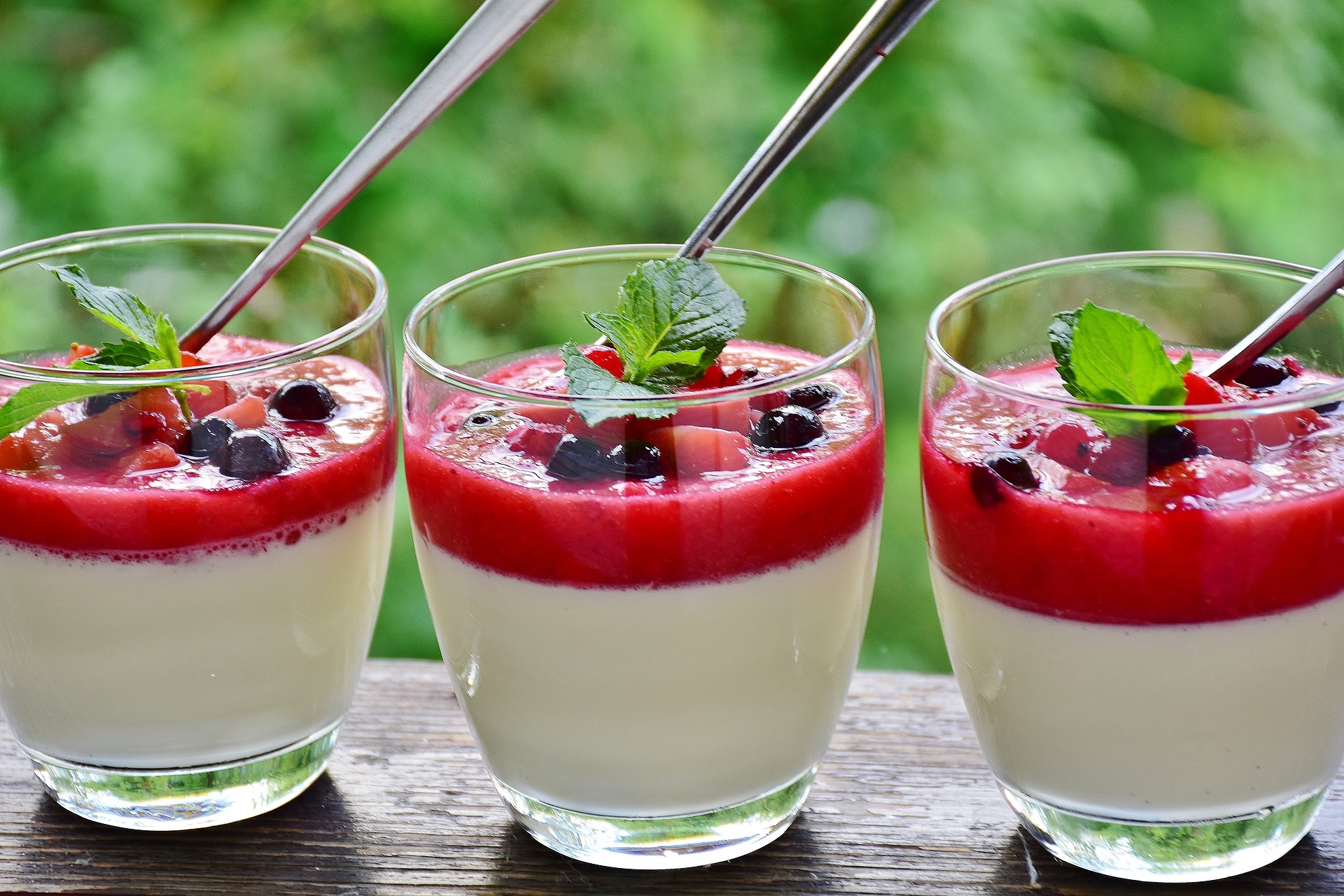 helado de frutas del bosque con mermelada