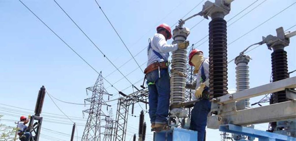 Instalan interruptor en subestación Cocheima para optimizar servicio eléctrico en Arismendi
