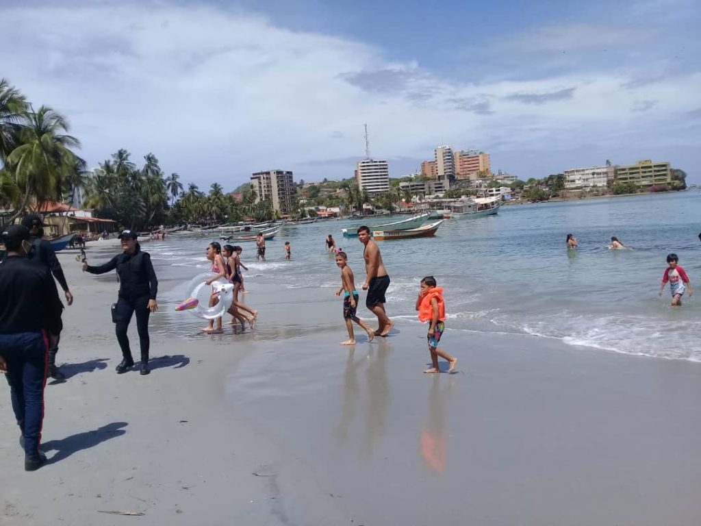Bañistas fueron desalojados de las playas de Pampatar por funcionarios