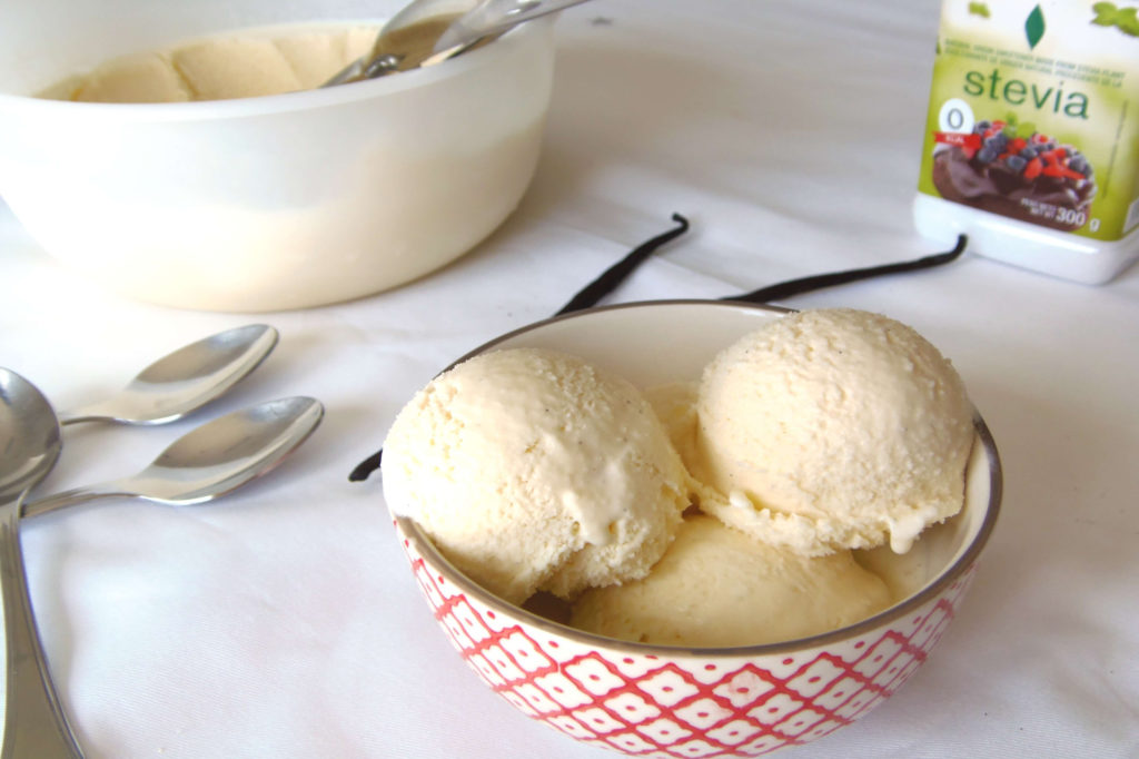 Prepara un delicioso helado de vainilla a base de leche de coco