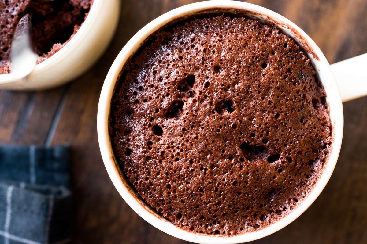 Prepara este delicioso bizcocho de chocolate en taza en 10 minutos
