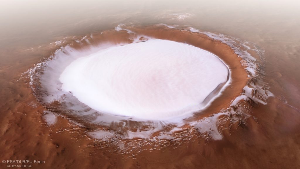 Vea como es el vuelo sobre un enorme cráter marciano repleto de hielo
