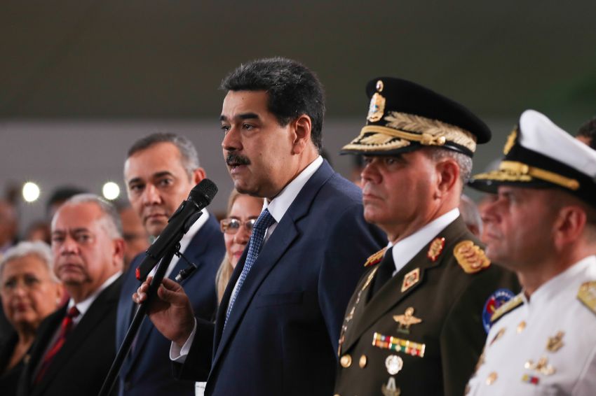 Maduro cambia saludo