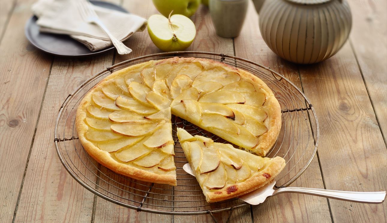 Descubre cómo realizar una tarta de manzana sin harina y sin horno