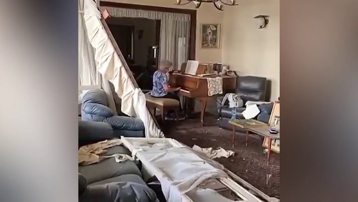 Anciana tocó el piano en su casa destruida por la explosión en Beirut (+Video)