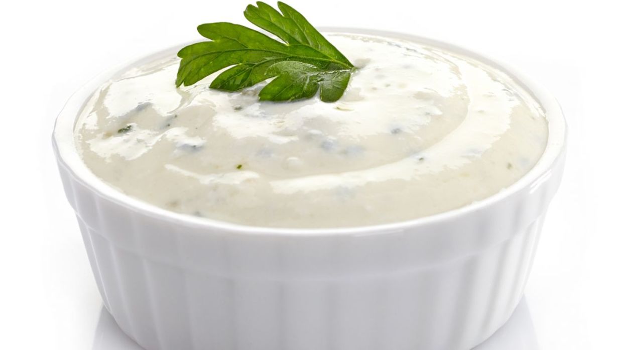 ¡Ideal para ensaladas! Prepara este delicioso y cremoso aderezo de yogur y cilantro