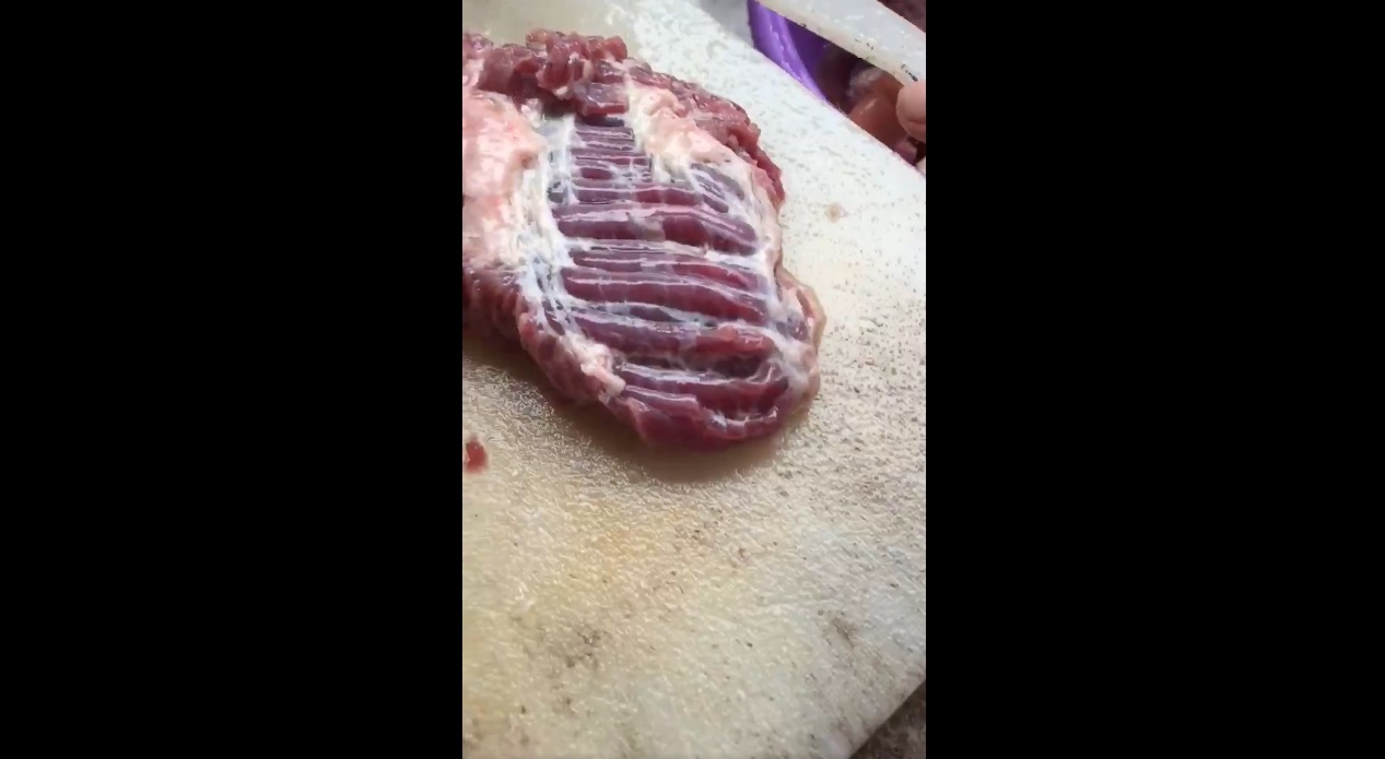 filete de carne cobra vida y empieza a moverse en una tabla de cortar