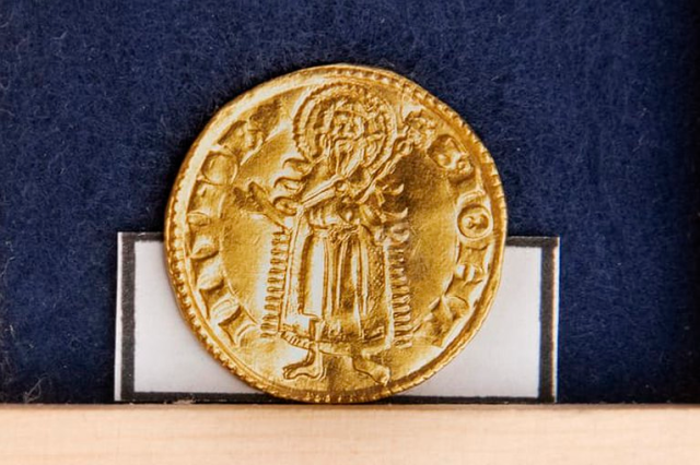 ¡Que suerte! Una pareja encuentra monedas de oro y plata del siglo XIV