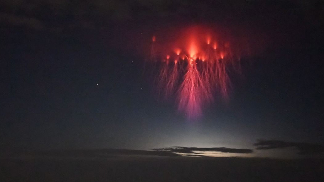 Una "medusa roja" producida por una tormenta eléctrica es captada por un fotógrafo