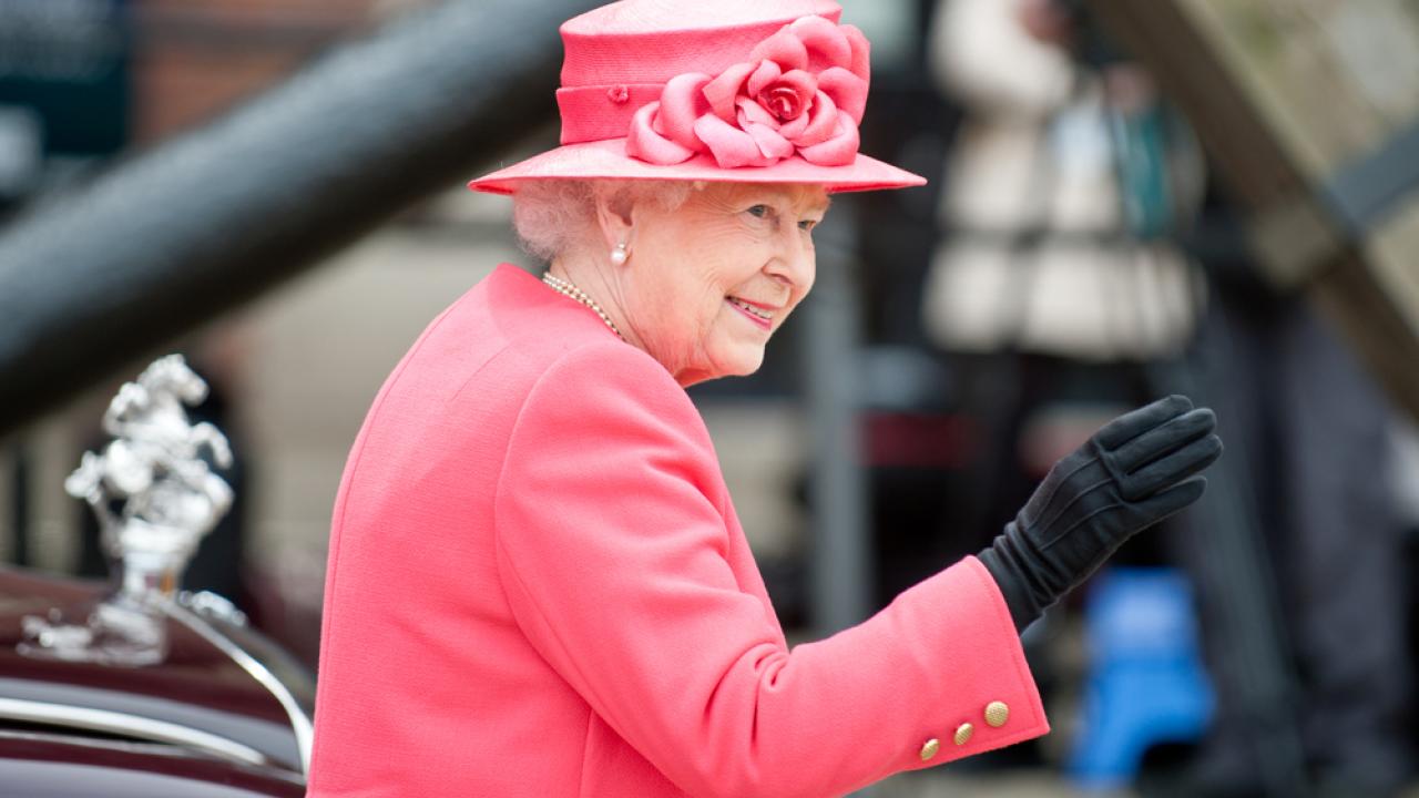 Por esta razón la reina Isabel II siempre usa sombrero