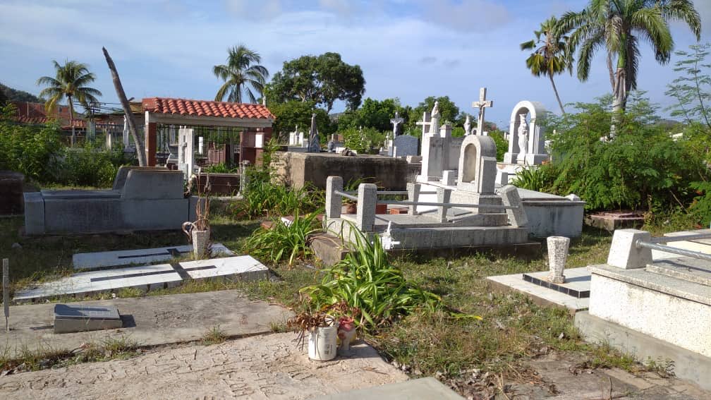 Realizan jornada de limpieza y recuperación del Cementerio Viejo de Los Robles
