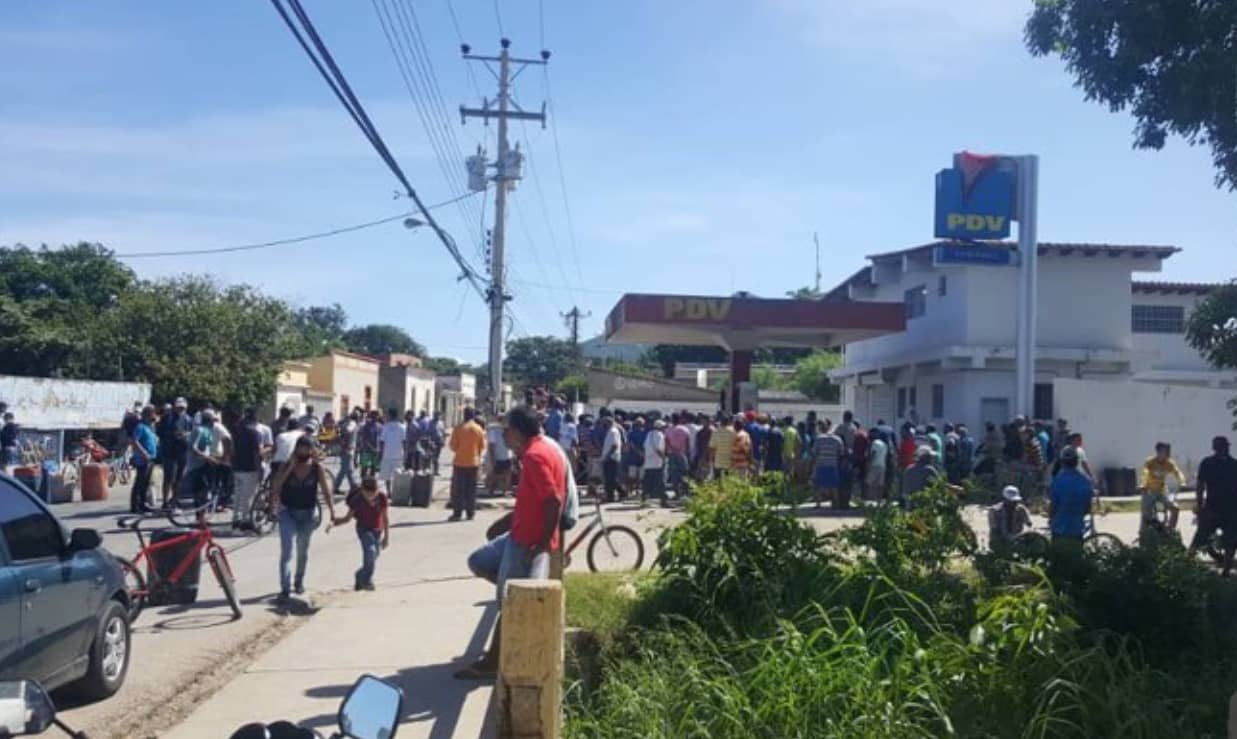 Pescadores de Nueva Esparta hacen largas colas para surtir gasolina