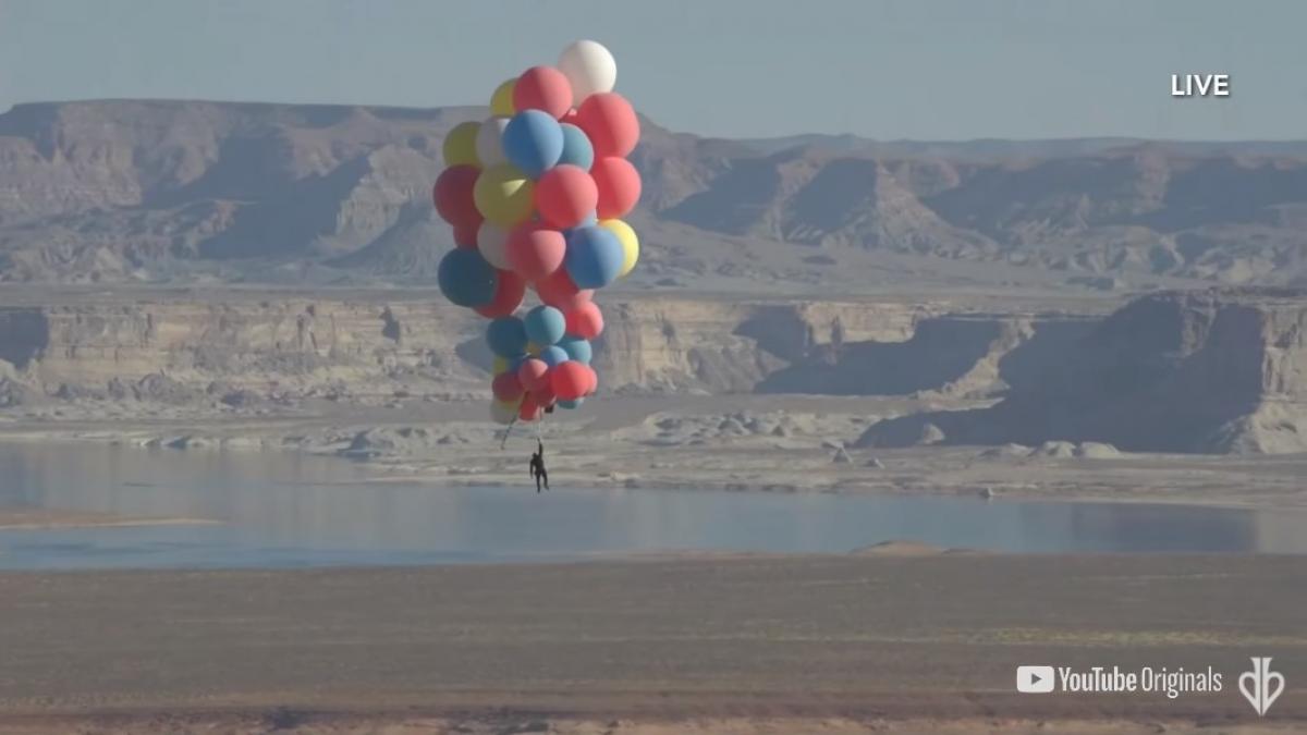 Ilusionista asciende a 7.600 metros de altura colgado de 52 globos de helio (+Video)