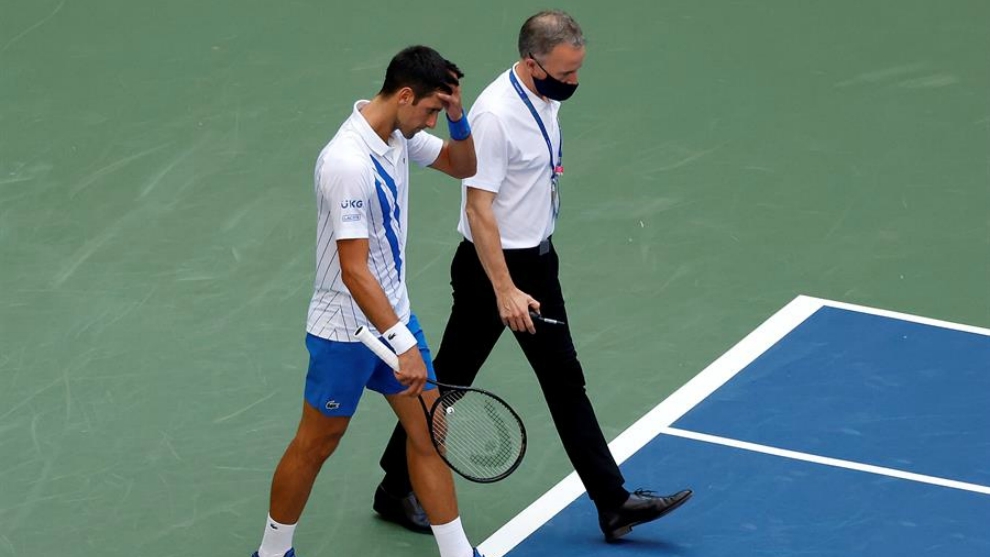 Novak Djokovic fue descalificado del US Open por lanzar pelota contra juez de línea