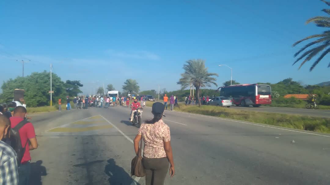 Habitantes de El Dátil trancan avenida Juan Bautista Arismendi por falta de transporte