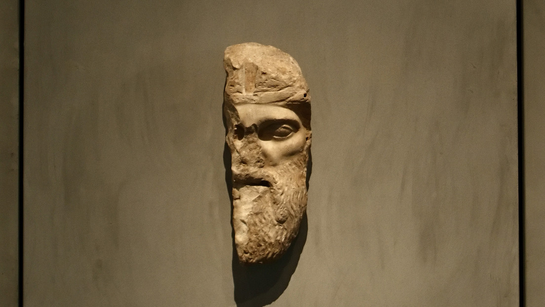 máscara de terracota de un dios griego