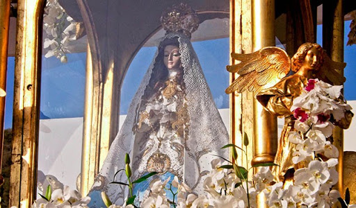 Bajan a la Virgen del Valle de su nicho y la celebran a puertas cerradas
