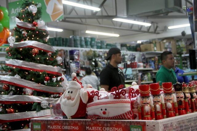 Advierten que dolarización hará imposible la adquisición de productos navideños