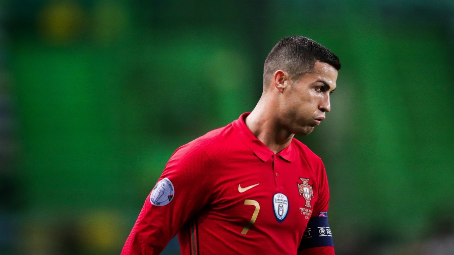 Acusan a Cristiano Ronaldo de violar protocolo contra covid-19 al viajar a Turín