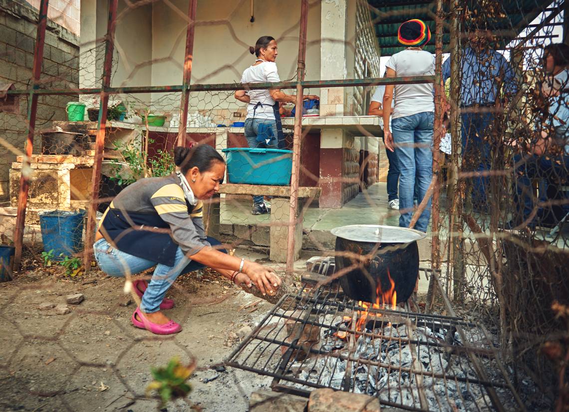 Denuncian que cocinar con leña traerá consecuencias respiratorias entre los venezolanos