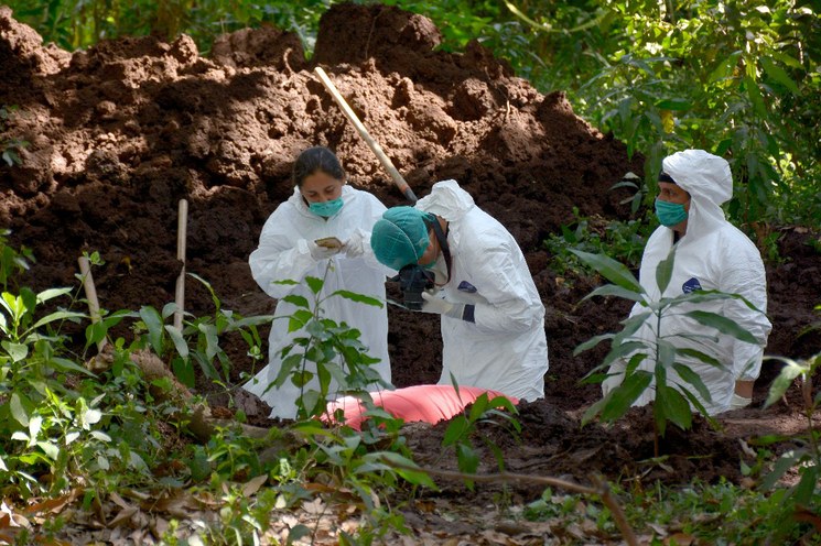 Hallan 100 cuerpos en tres fosas clandestinas en distintos municipios de México