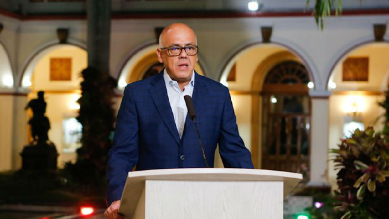 Jorge Rodríguez presentó "pruebas" contra el periodista Roland Carreño